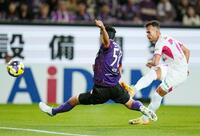 　前半、ゴールを決めるＣ大阪・ルーカスフェルナンデス