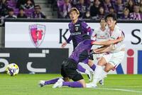 　前半、ゴールを決めるＣ大阪・古山（右端）