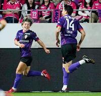 　前半、ゴールを決め喜ぶ京都・松田（左）