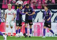 　前半、先制ゴールを決め祝福される京都・原（右から２人目）