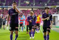 　Ｃ大阪に敗れ、さえない表情であいさつに向かう京都イレブン