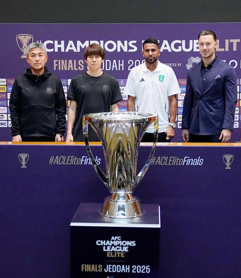 　記者会見で写真に納まる川崎・脇坂（左から２人目）、アルアハリのマレズ（同３人目）ら（共同）