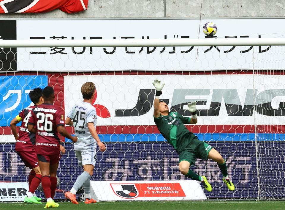 　後半、シュートをセーブする神戸・前川黛也（右）＝撮影・山口登