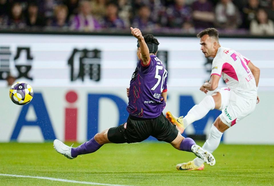 　前半、ゴールを決めるＣ大阪・ルーカスフェルナンデス