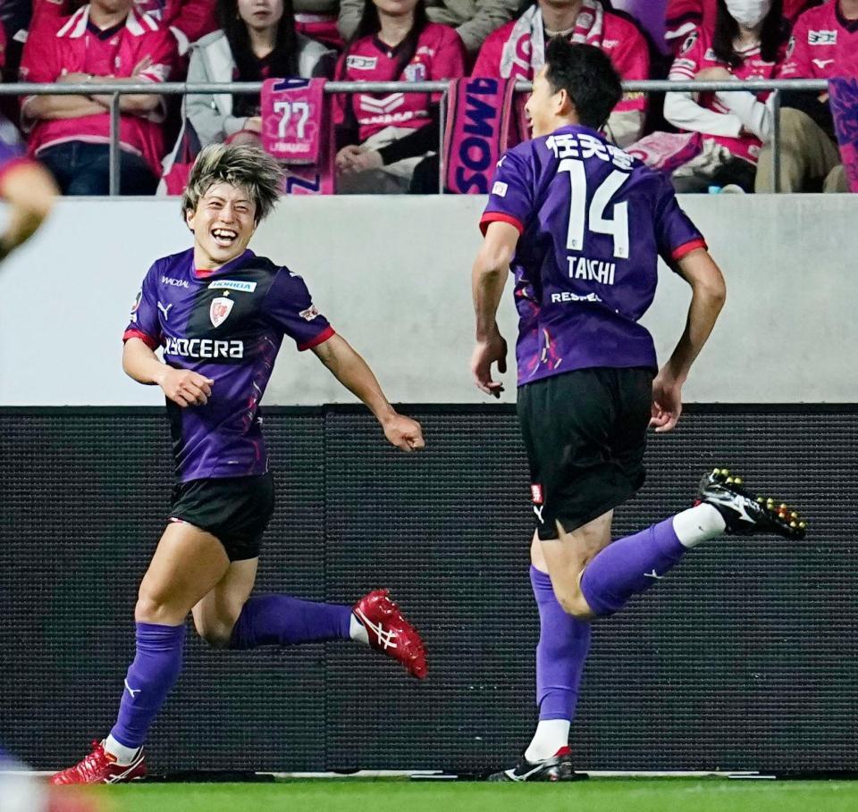 　前半、ゴールを決め喜ぶ京都・松田（左）