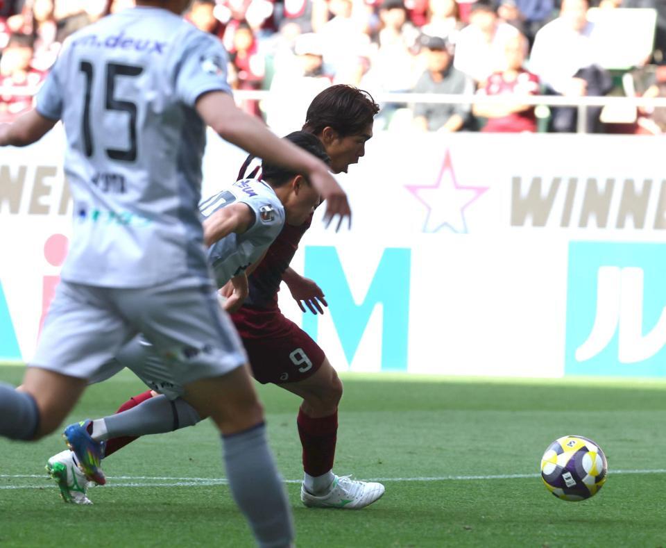 　後半、ディフェンスを振り切りゴールを決める神戸・宮代大聖（右）＝撮影・山口登