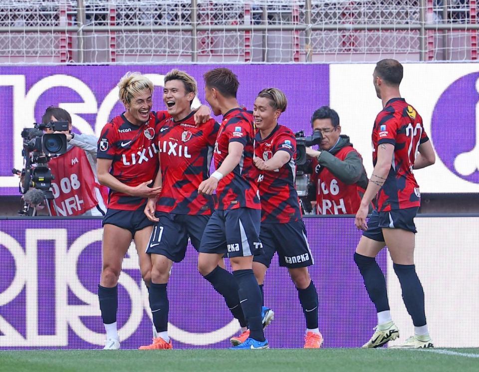 　前半、先制ゴールを決め喜ぶ田川（左から２人目）ら鹿島イレブン