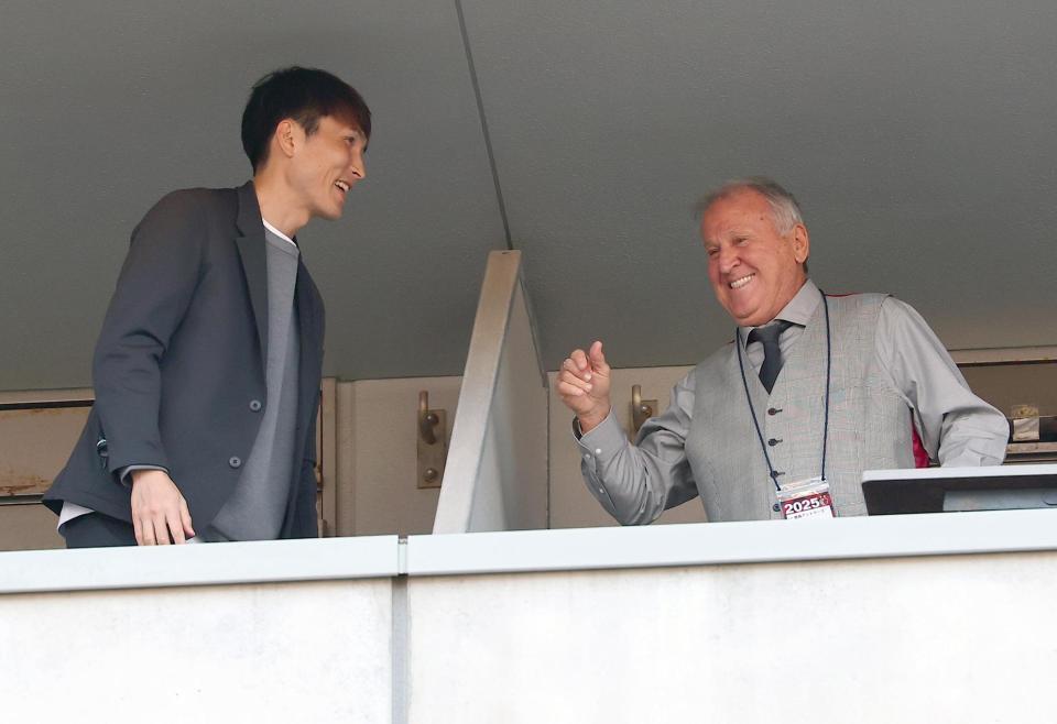 　試合前、前田遼一氏（左）と談笑するジーコ氏