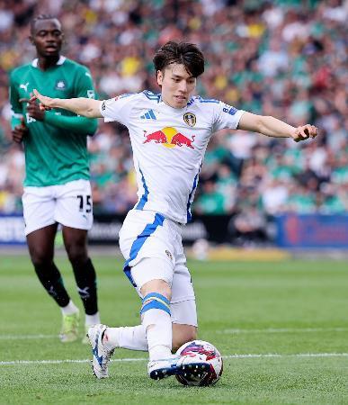 　プリマス戦で攻め込むリーズの田中＝プリマス（共同）