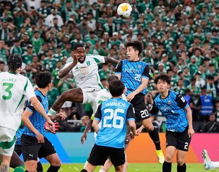 　川崎-アルアハリ　後半、ゴール前で競り合う川崎・山田（右から２人目）＝ジッダ（共同）