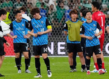 　アルアハリに敗れ、涙ぐむ川崎・脇坂（１４）＝ジッダ（共同）