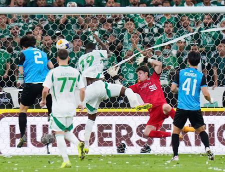 　川崎-アルアハリ　前半、アルアハリに２点目のゴールを決められる川崎・ＧＫ山口（右から２人目）＝ジッダ（共同）