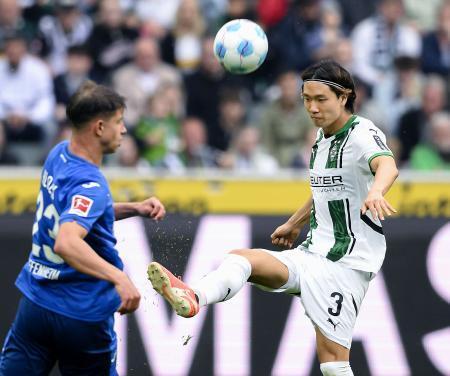 　ホッフェンハイム戦で競り合うボルシアＭＧの板倉（右）＝メンヘングラッドバッハ（共同）