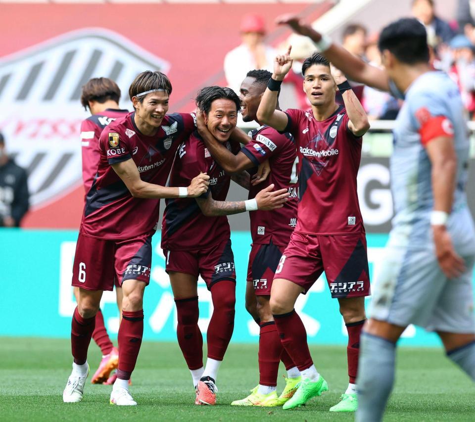 　後半、井手口（中央左）がゴールを決め喜ぶ神戸イレブン（撮影・山口登）