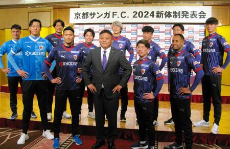 　新入団会見で記念写真に納まる安斎悠人（後列右から３人目）＝２４年１月１３日