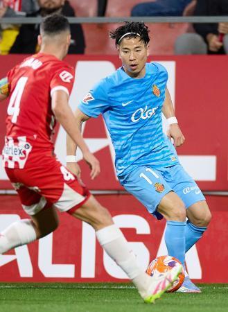 　ジローナ戦の後半、プレーするマジョルカの浅野（右）＝ジローナ（共同）