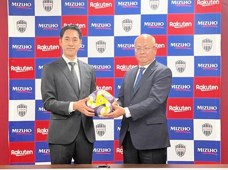 　パートナー契約の発表会見に出席した神戸の千布社長（左）とみずほ銀の磯貝常務執行役