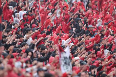 　応援する浦和サポーター