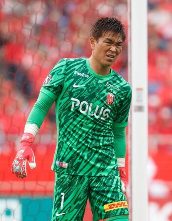 　前半、途中交代する浦和・ＧＫ西川