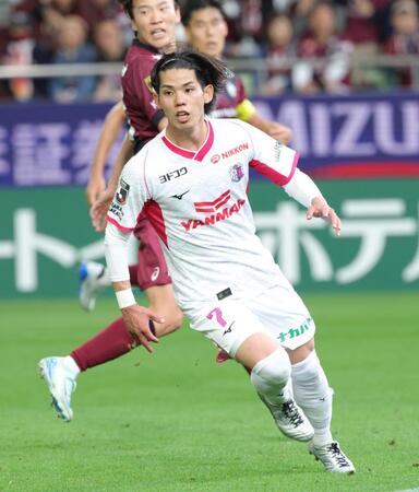 　前半、同点となるゴールを決め、駆け出す上門（撮影・坂部計介）