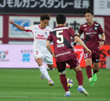 　前半、競り合うＣ大阪・香川（撮影・坂部計介）