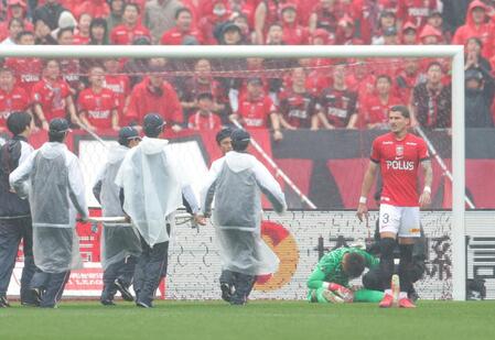 　前半、浦和のＧＫ西川（右下）が負傷する（撮影・吉澤敬太）
