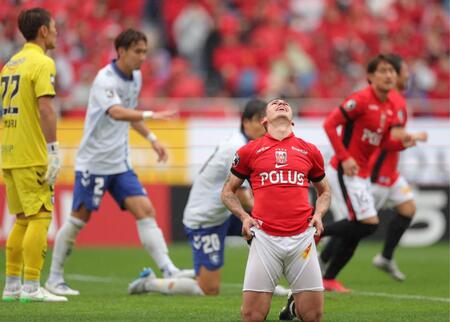 　後半、シュートを打てず悔しがる浦和・マテウスサビオ（撮影・吉澤敬太）