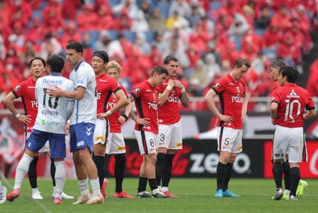 　勝利を喜ぶＧ大阪の選手を見て肩を落とす浦和イレブン（撮影・吉澤敬太）