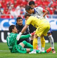 　前半、ピッチに座り込む浦和・ＧＫ西川（左端）。この後、交代した