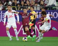 　前半、激しく競り合う神戸・佐々木（撮影・坂部計介）