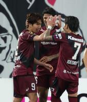 　前半、先制ゴールを決め、祝福される宮代（左）＝撮影・坂部計介