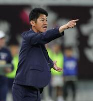 　後半、指示を出す神戸・吉田監督（撮影・坂部計介）