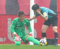 　前半、負傷し顔を歪める浦和のＧＫ西川周作（左）＝撮影・吉澤敬太