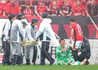 　前半、負傷し顔をゆがめる浦和のＧＫ西川周作（右から３人目）＝撮影・吉澤敬太