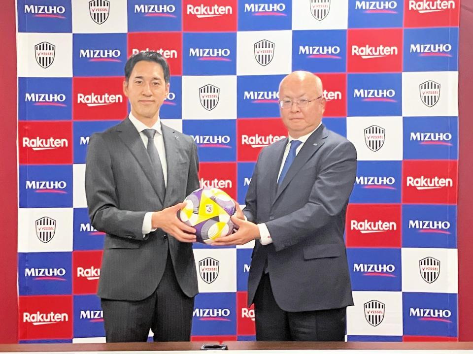 　パートナー契約の発表会見に出席した神戸の千布社長（左）とみずほ銀の磯貝常務執行役