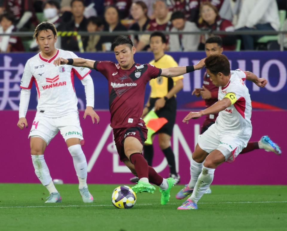 　前半、激しく競り合う神戸・佐々木（撮影・坂部計介）