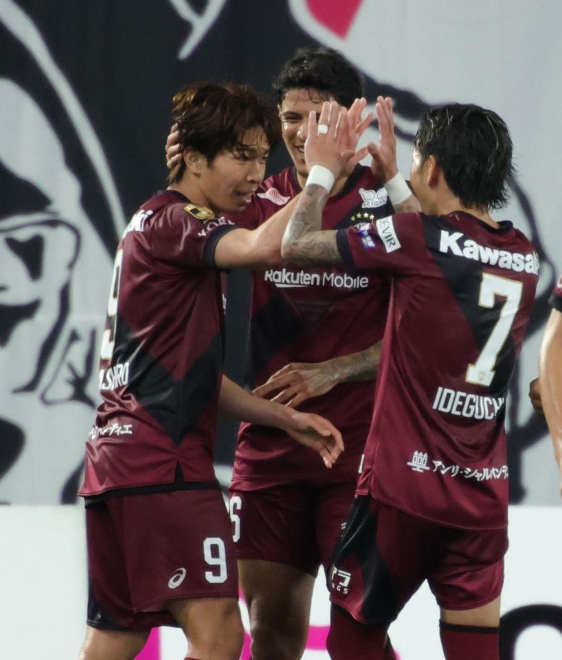 　前半、先制ゴールを決め、祝福される宮代（左）＝撮影・坂部計介