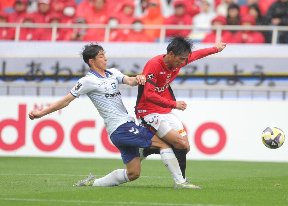 　前半、競り合う浦和・長沼洋一（右）とＧ大阪・半田陸（撮影・吉澤敬太）