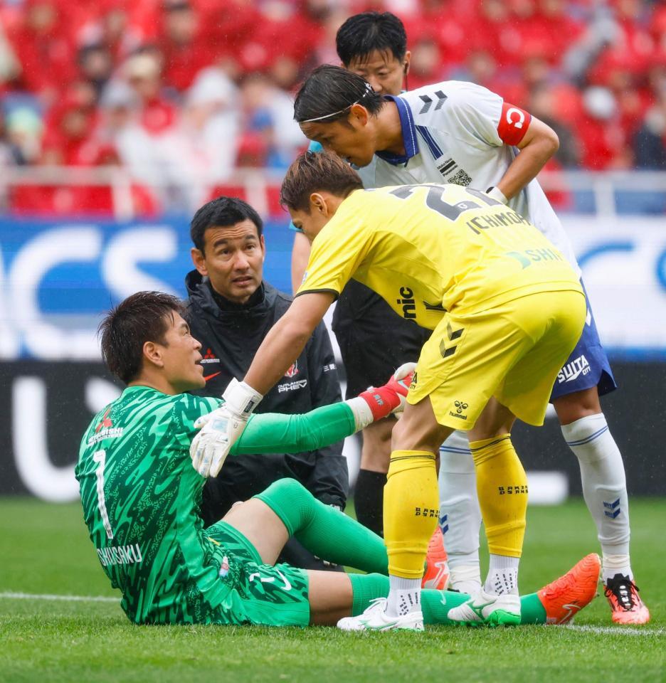 　前半、ピッチに座り込む浦和・ＧＫ西川（左端）。この後、交代した