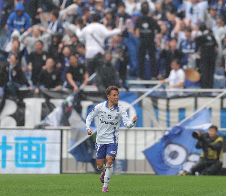 　後半、ゴールを決め喜ぶＧ大阪・山下諒也（撮影・吉澤敬太）