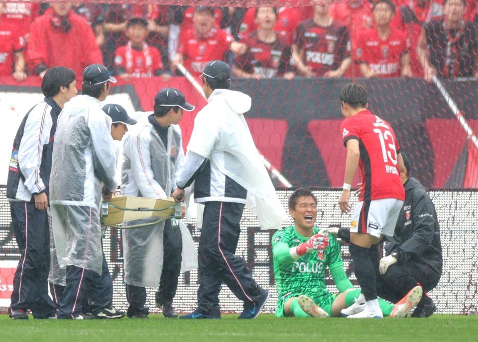 　前半、負傷し顔をゆがめる浦和のＧＫ西川周作（右から３人目）＝撮影・吉澤敬太