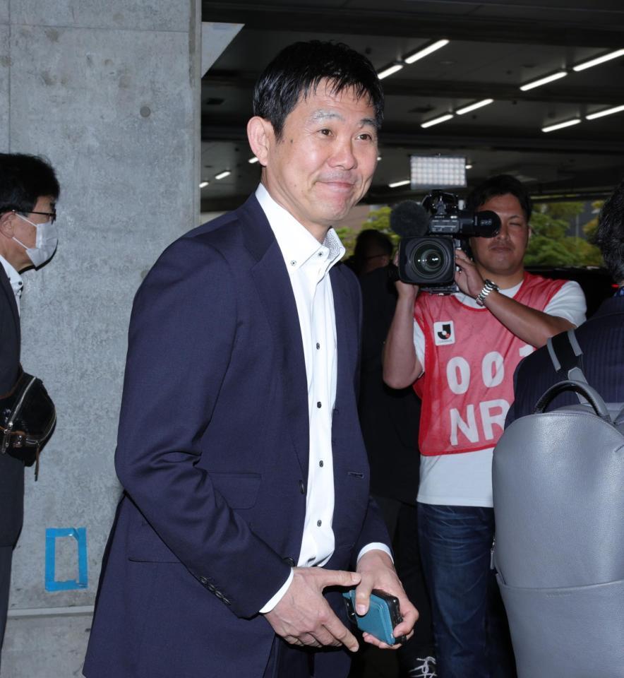　視察を終え、引き揚げる日本代表・森保監督（撮影・坂部計介）