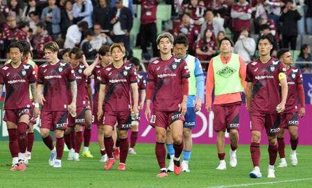 　Ｃ大阪に敗れ、肩を落とす神戸イレブン（撮影・坂部計介）