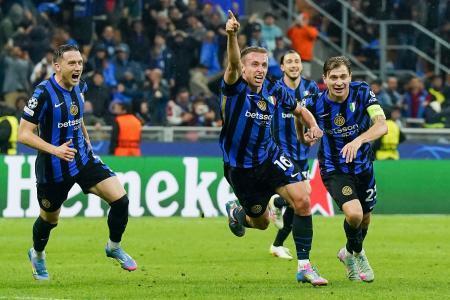　バルセロナ戦でゴールを決め、右手を突き上げて喜ぶインテル・ミラノのフラテジ＝ミラノ（ゲッティ＝共同）