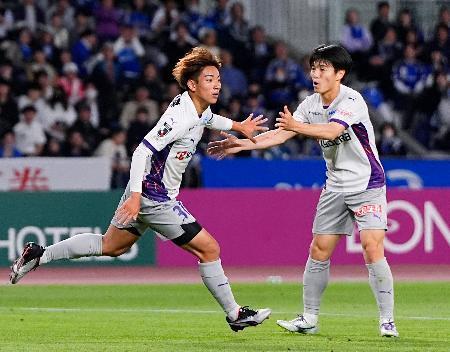 　町田-京都　後半、ゴールを決め駆け出す京都・平賀（左）＝Ｇスタ