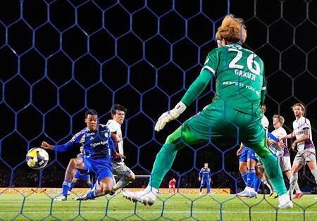 　前半、先制ゴールを決める町田・望月（左端）。ＧＫ太田