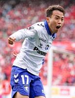 　後半、決勝ゴールを決め、大喜びのＧ大阪・山下