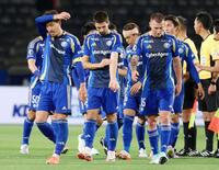 　京都に敗れ、肩を落とす昌子（左端）ら町田イレブン