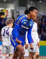 　前半、先制ゴールを決め、雄たけびを上げる町田・望月