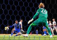 　前半、先制ゴールを決める町田・望月（左端）。ＧＫ太田